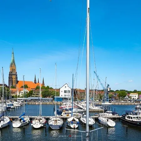 Hausboot Gluecksmomente Mit Dachterrasse In Schleswig Am Ostseefjord Schlei Exterior photo
